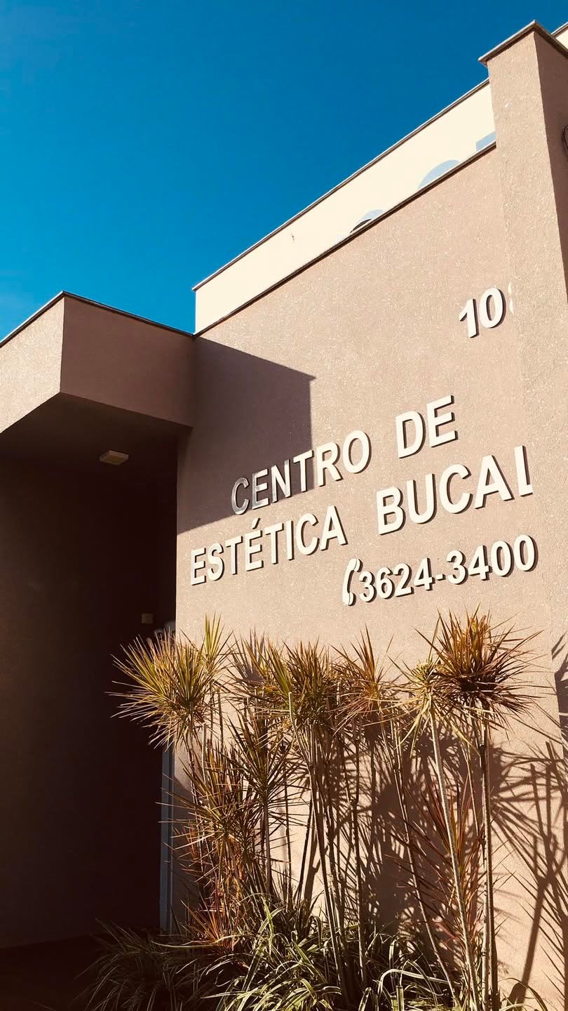 Fachada do CEB na Rua Nestor Moreira, 108: prédio claro com a placa CEB Centro de Estética Bucal e o telefone na parede, em Araçatuba.